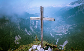 Yesus: Manusia Atau Tuhan?